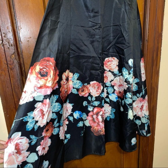 Satin floral midi skirt 🌸🖤 - Picture 2 of 4